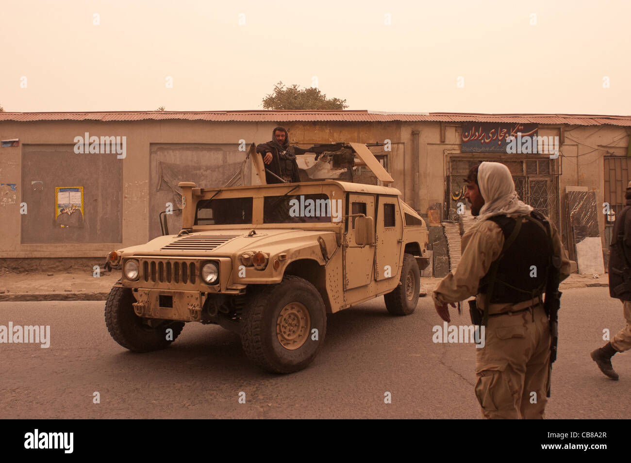 Afghanische Soldaten (möglicherweise Special Forces) sorgen für Sicherheit am Wahltag in Kabul, Afghanistan, Oktober 2004 Stockfoto