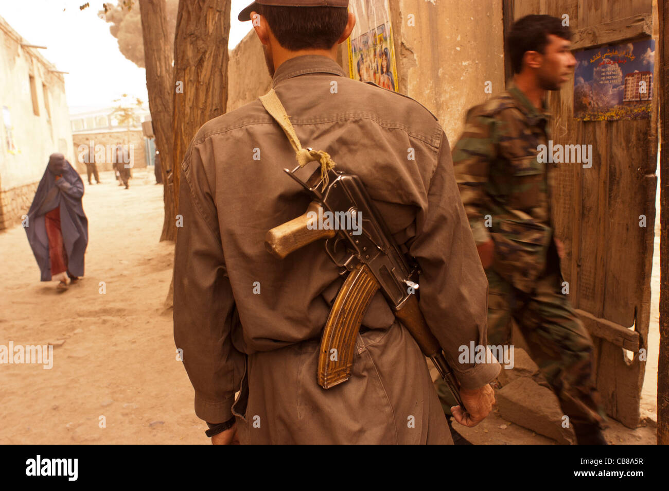 Ein afghanischer Polizist steht Wache vor einem Wahllokal in Kabul, Afghanistan, Oktober 2004 Stockfoto