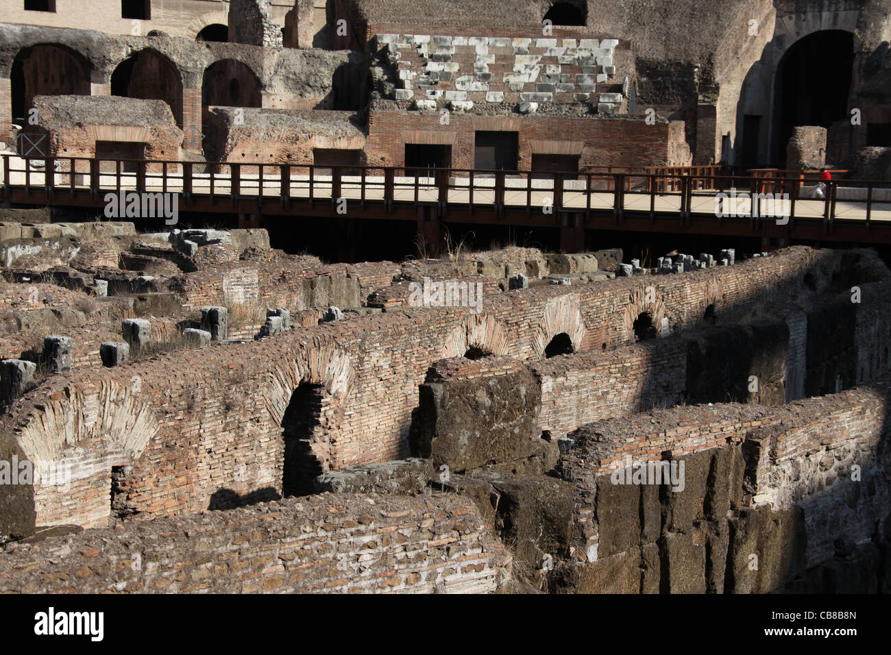 Das Hypogäum und Rand des rekonstruierten Arena am Kolosseum in Rom Stockfoto