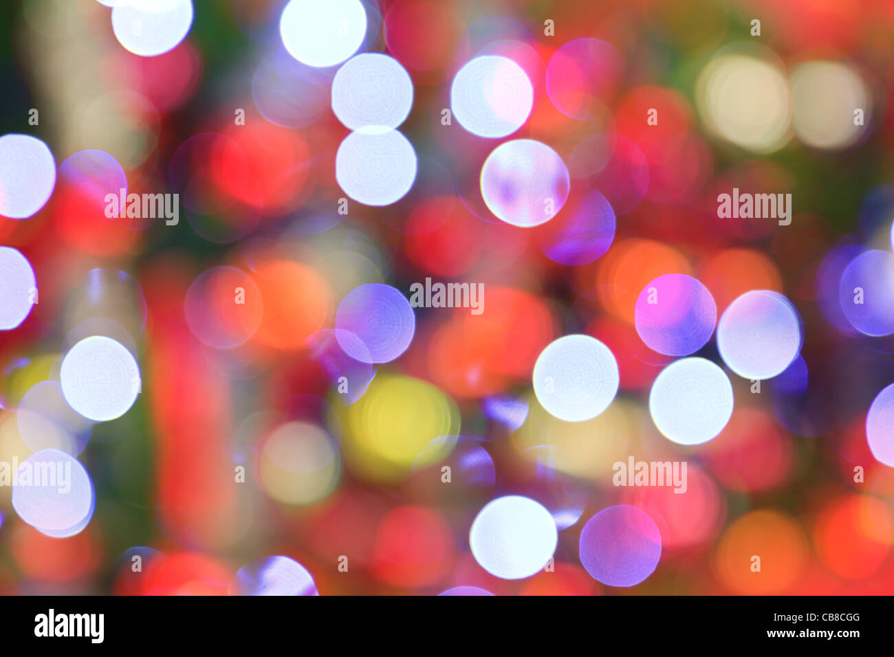 Foto auf die Lichter von einem Weihnachtsbaum bewusst unscharf für den Einsatz als einen bunten Hintergrund genommen. Stockfoto