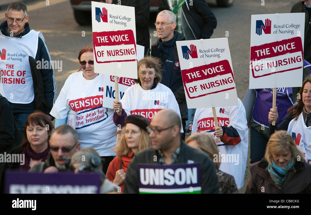 Königliche Hochschule der Krankenpflege Mitglieder und anderen Beschäftigten im öffentlichen Dienst streiken sind abgebildet, die Teilnahme an einer Demonstration und Kundgebung in Bristol. Stockfoto
