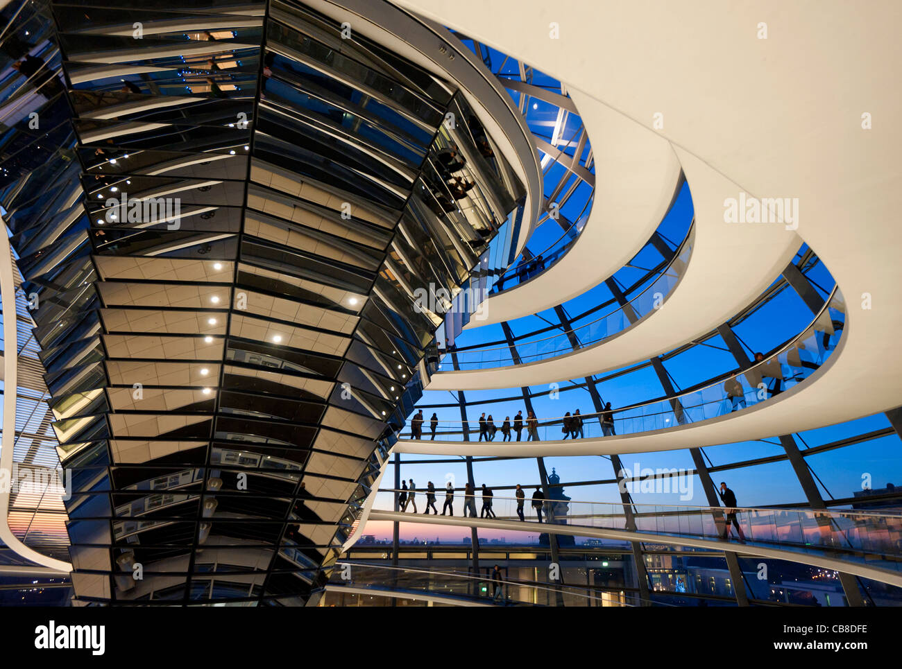 Blick auf die gläserne Kuppel über der Kammer in den Abend am Reichstag in Berlin Deutschland diskutieren; Architekt Norman Foster Stockfoto