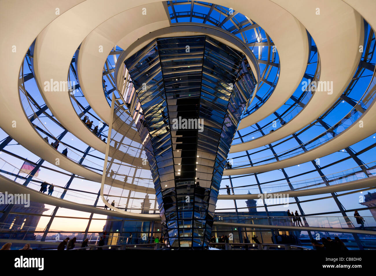 Blick auf die gläserne Kuppel über der Kammer in den Abend am Reichstag in Berlin Deutschland diskutieren; Architekt Norman Foster Stockfoto