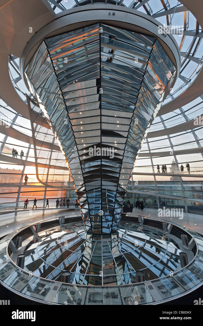 Blick auf die gläserne Kuppel über Kammer am Reichstag in Berlin Deutschland diskutieren; Architekt Norman Foster Stockfoto