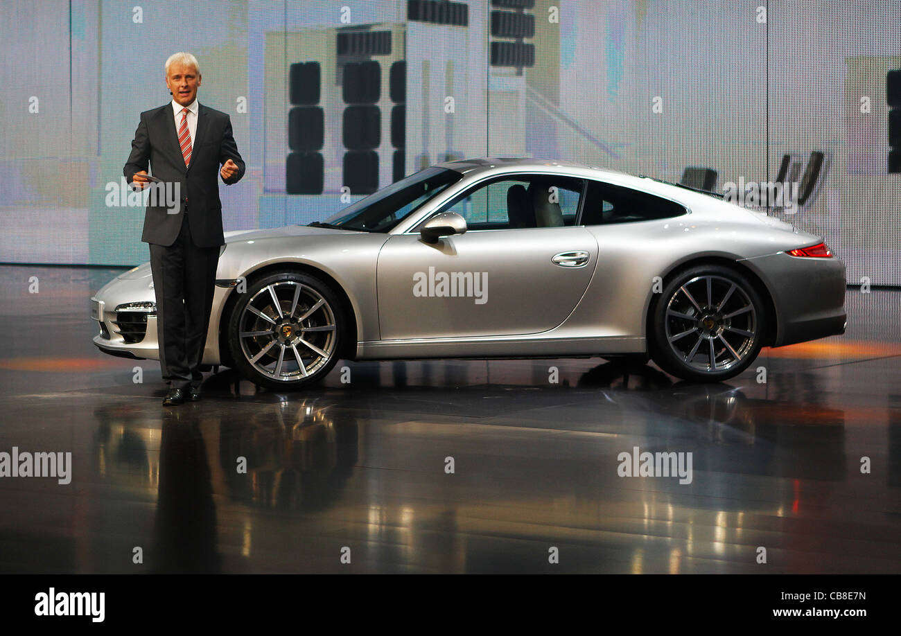 Matthias Müller (Müller), Vorsitzender des Vorstands Porsche AG, präsentiert Porsche 911 der sechsten Generation, während der Volkswagen-Konzern "Driving Diversity" Nacht am Vorabend der internationalen Automobil-Ausstellung IAA in Frankfurt/Main, Deutschland, am Montag, 1. September Stockfoto