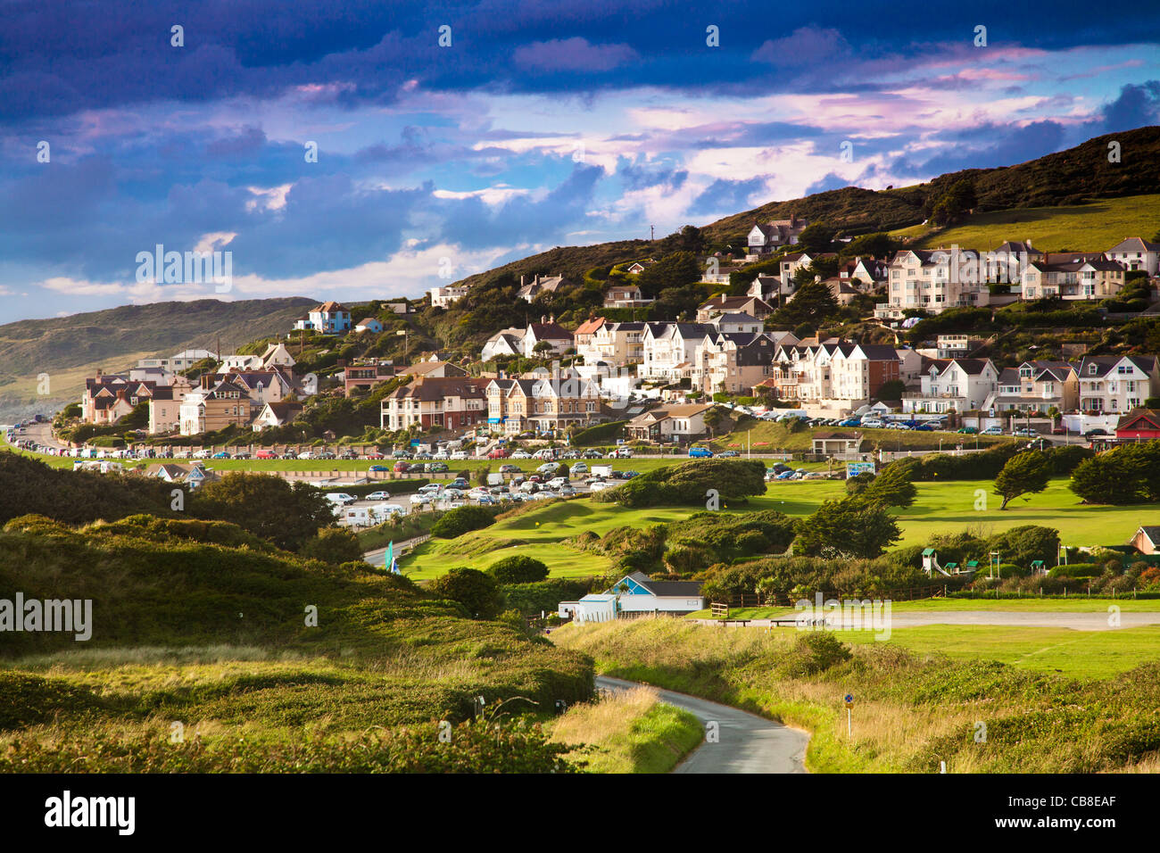 Abendlicht fällt auf den englischen Küstenort Stadt von Woolacombe in Devon, England, UK Stockfoto