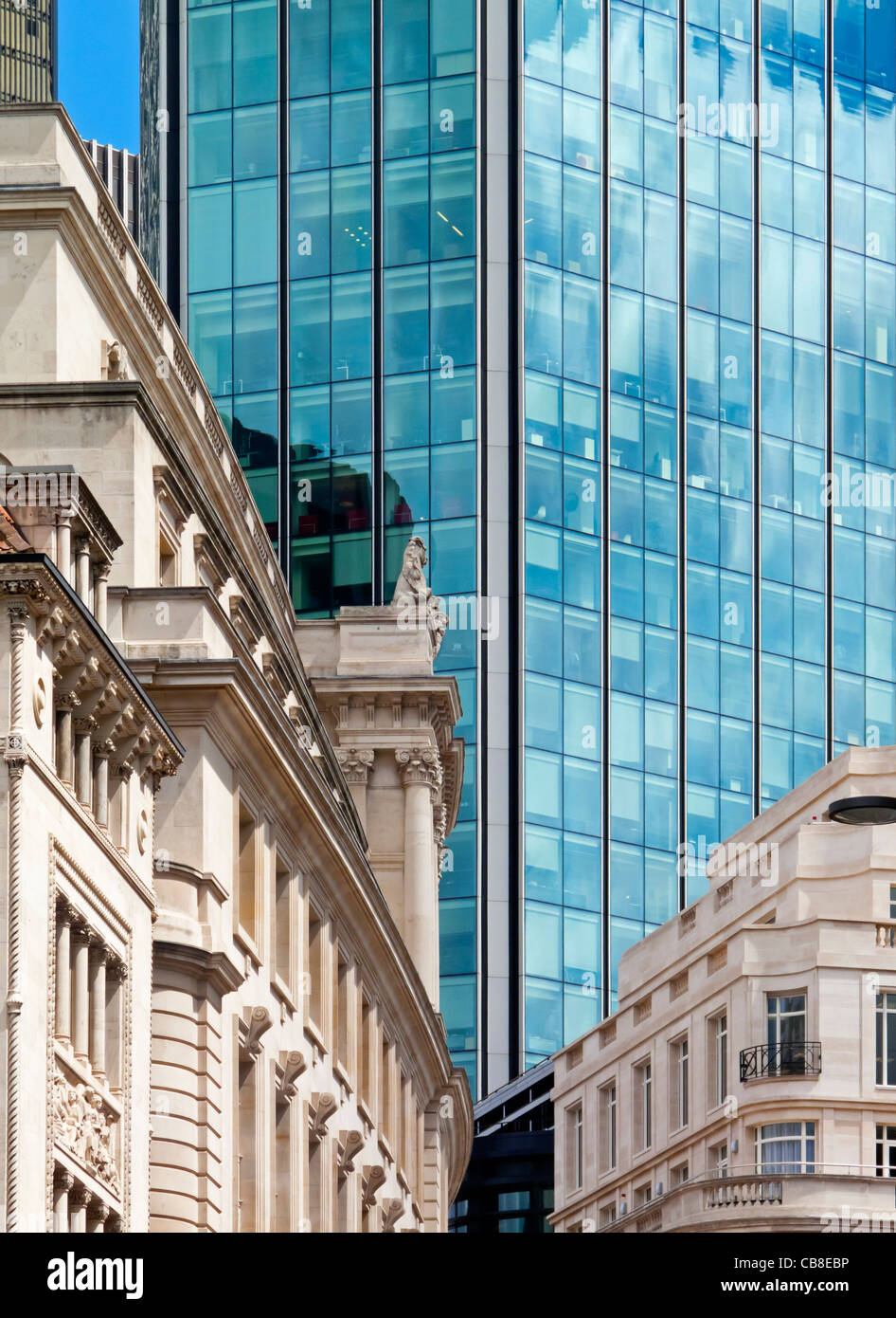 Detail der Bürogebäude in der City of London Finanzviertel England UK zeigt verschiedene Baustile Stockfoto