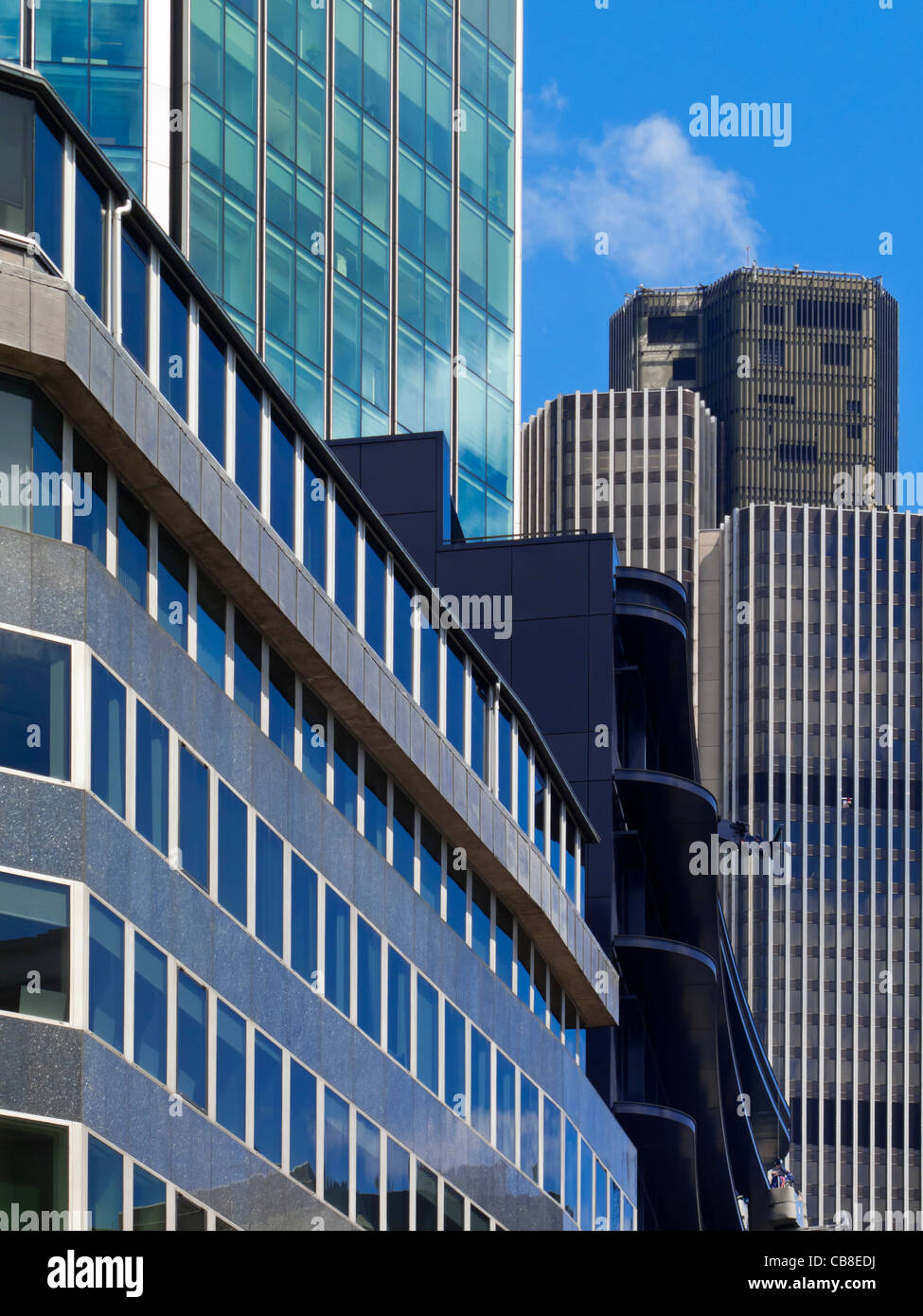 Detail der Bürogebäude in der City of London Finanzviertel England UK zeigt verschiedene Baustile Stockfoto