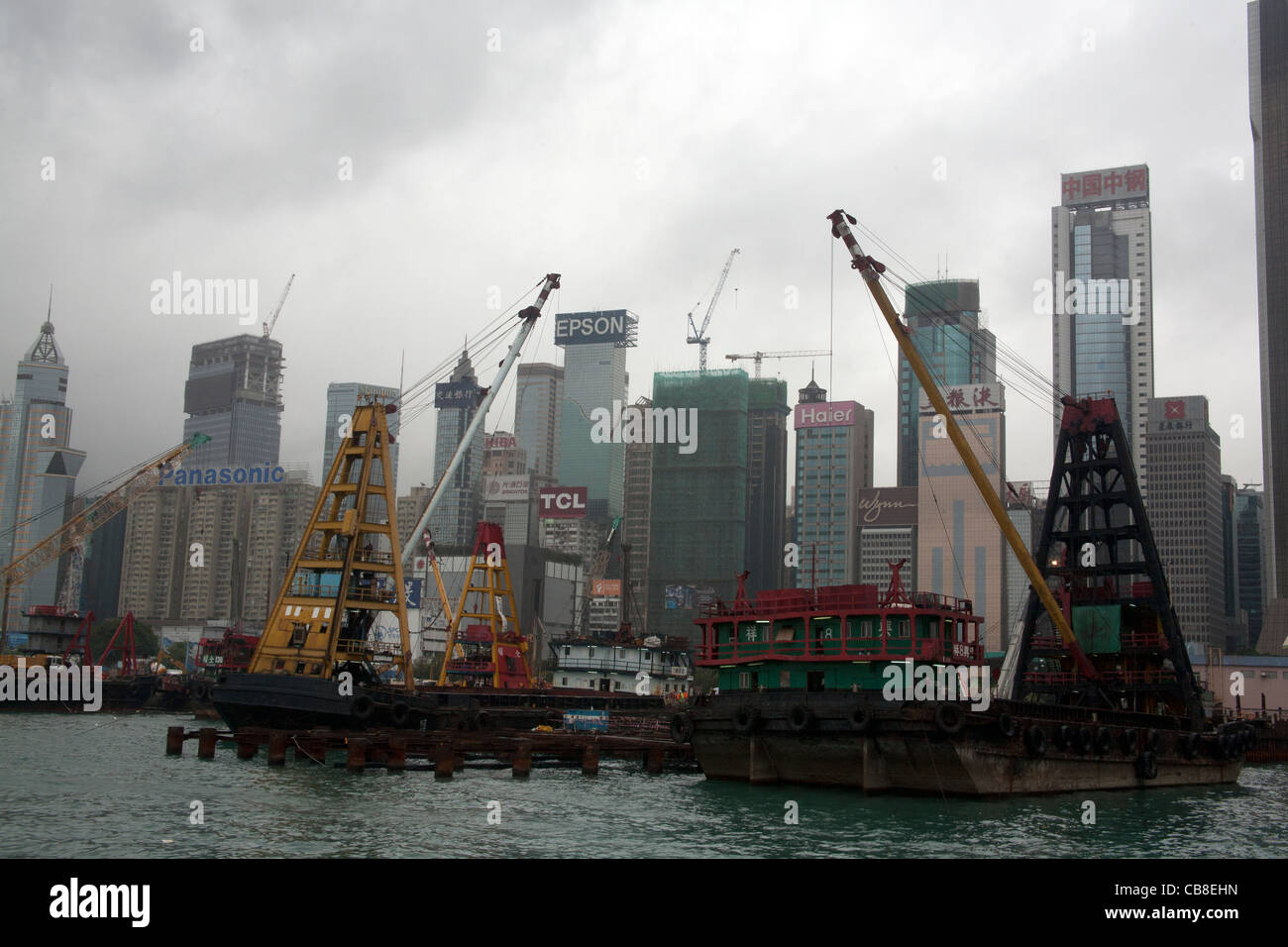 Projekt der Landgewinnung im Victoria Harbour mit Hong Kong Island im Hintergrund, Hong Kong SAR China Stockfoto