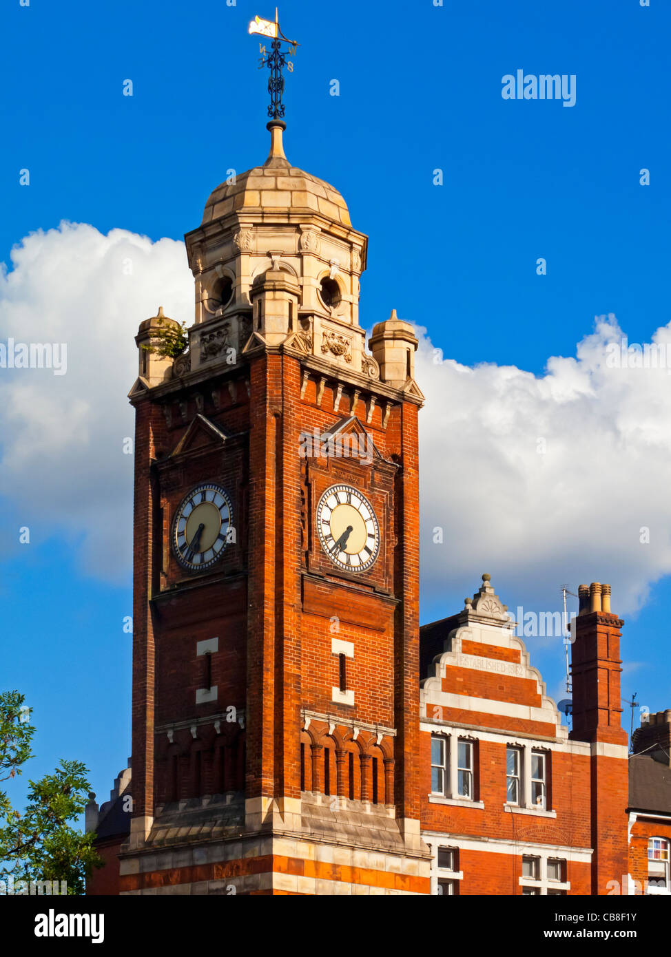 Uhrturm im Zentrum von Crouch End Broadway in Haringey North London erbaut als Gedenkstätte für Henry Leser Williams 1895. Stockfoto