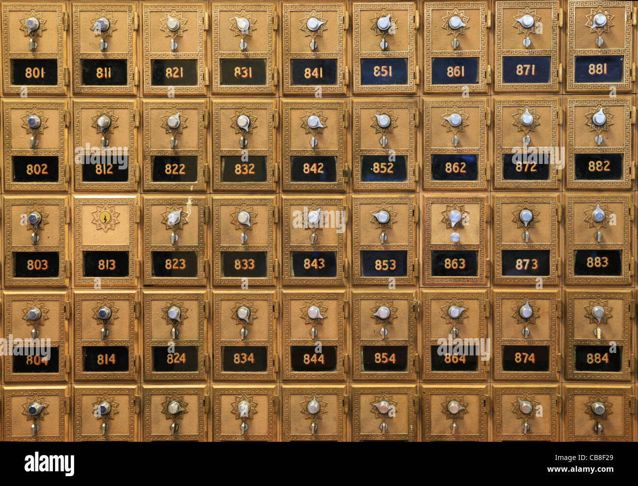 ein Array von alten Mail-Boxen in einem Postamt Stockfoto