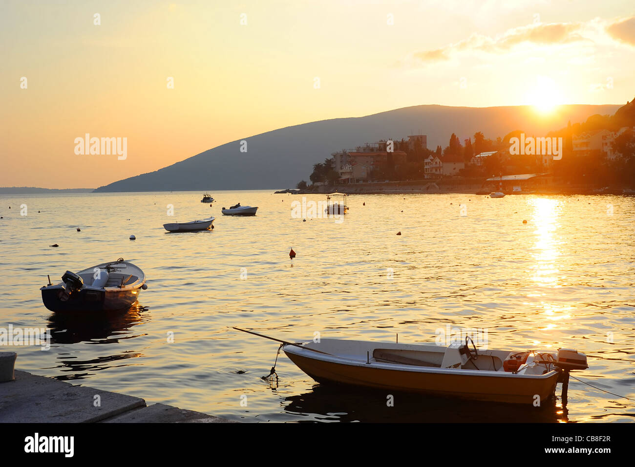 Sonnenuntergang über dem Meer in Herceg Novi, Montenegro Stockfoto