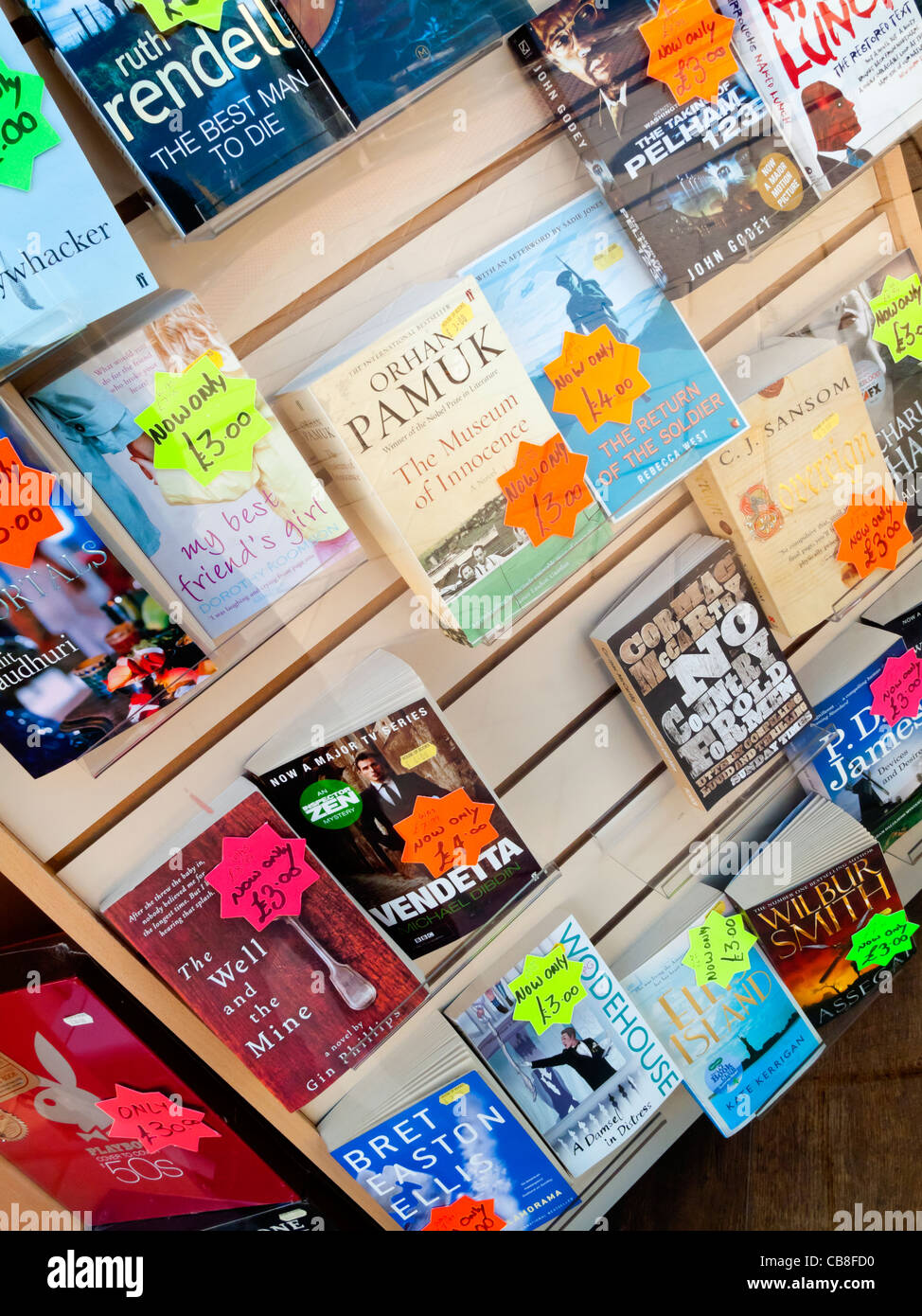 Masse Markt Paperback Bücher zum Verkauf im Schaufenster eines Buchhändlers Rabatt im Vereinigten Königreich Stockfoto