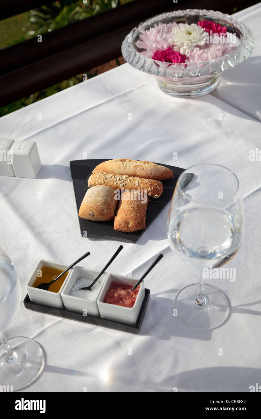 Brötchen und Saucen auf einem Tisch im Freien in einem Restaurant in Teneriffa Stockfoto