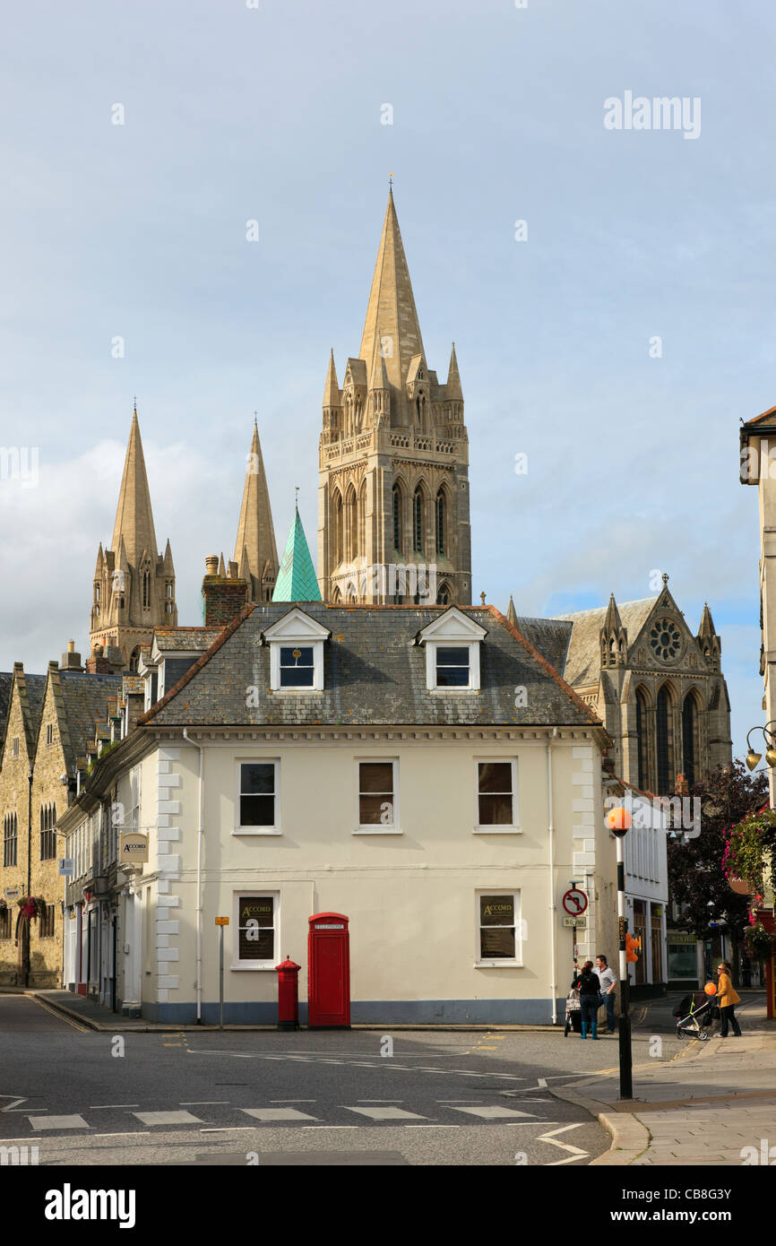 Quay Street, Truro, Cornwall, England, Vereinigtes Königreich, Großbritannien. Blick auf die Kathedrale mit drei Türmen im Zentrum Stadt Stockfoto
