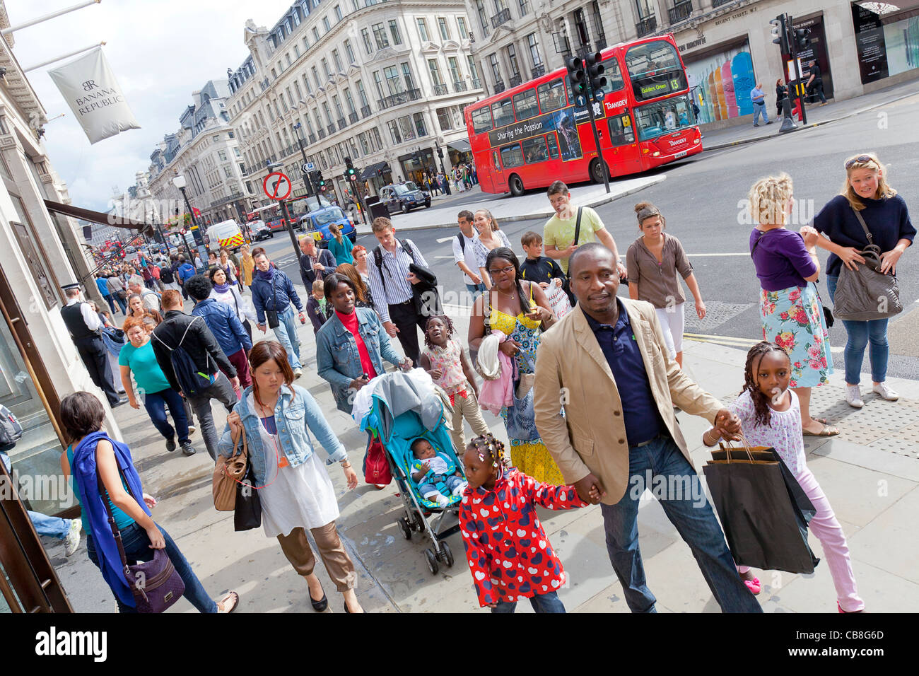 Menschen, Shopper, Fußgänger zu Fuß auf Regent Street, London, England. Stockfoto