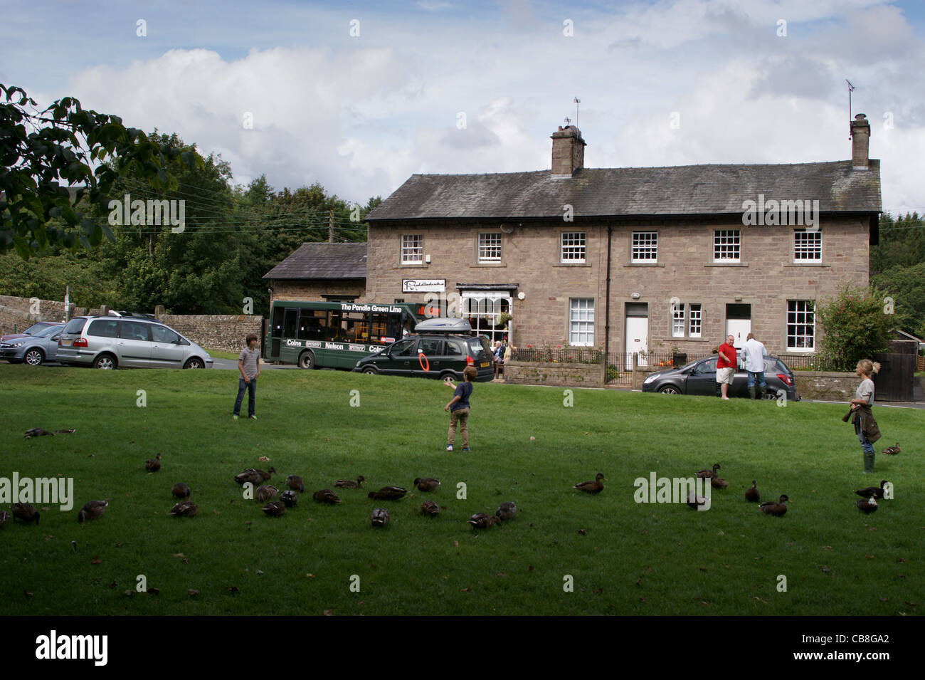 Dorfanger und Post bei Dunsop Bridge, geographische Zentrum von Großbritannien Wald von Bowland, Lancashire, England Stockfoto