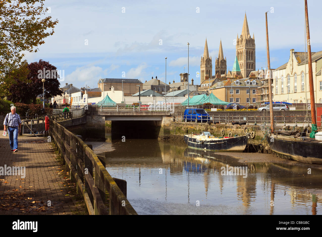 Spaziergang am Flussufer mit Blick über den Fluss Truro in Richtung auf die Stadt und die drei Türme der Kathedrale. Truro, Cornwall, England, Großbritannien, Großbritannien Stockfoto