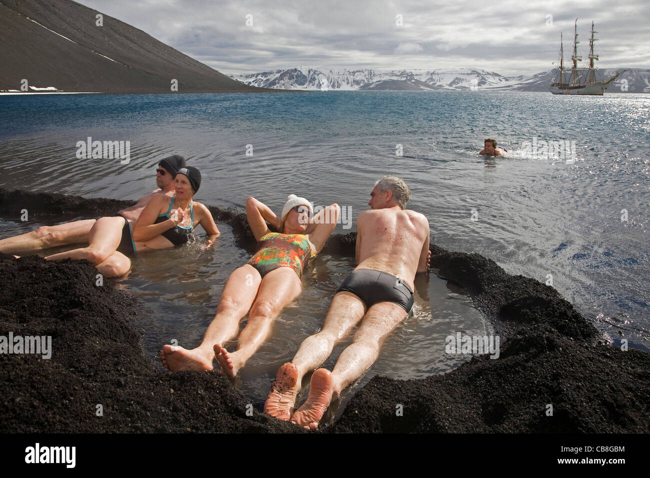 Baden im Whirlpool mit vulkanisch erwärmte Wasser Touristen Pendel Cove, Deception Island, Süd-Shetland-Inseln, Antarktis Stockfoto