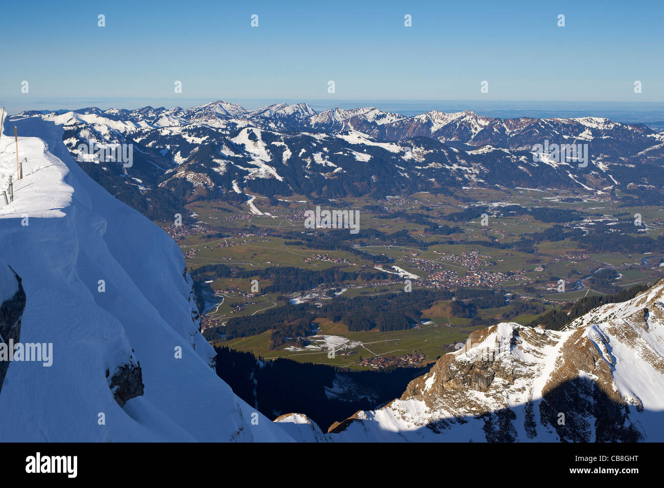 Blick vom Nebelhorn Gipfel über das obere Iller Tal Stockfoto