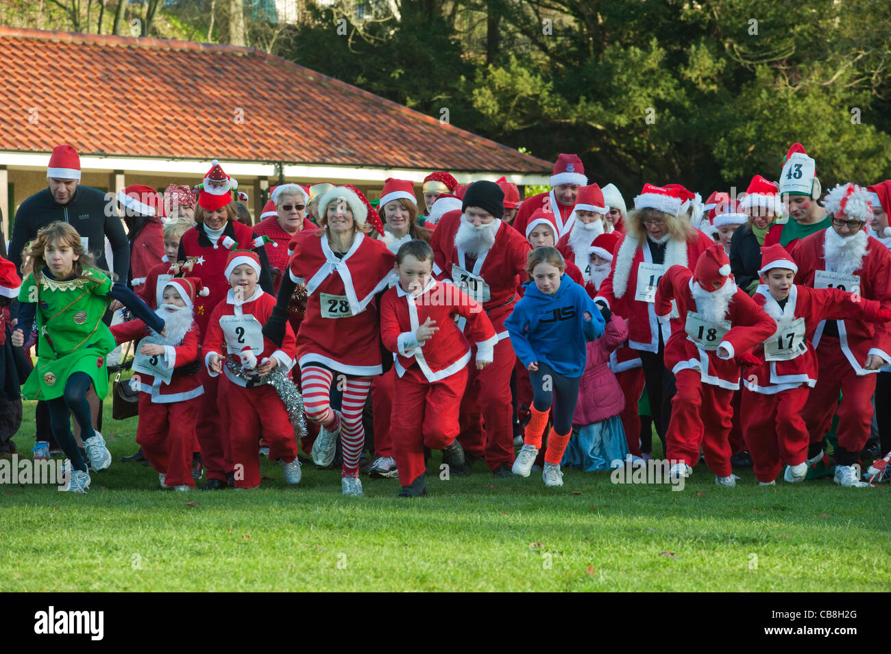 Santa Fun Run für Hospiz St. Michael. Hastings. East Sussex, England Stockfoto