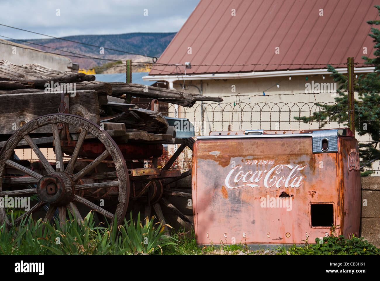 Coke-Maschine und Wagen, Vigil Store, El Portero Handelsposten, Chimayo, New Mexico. Stockfoto