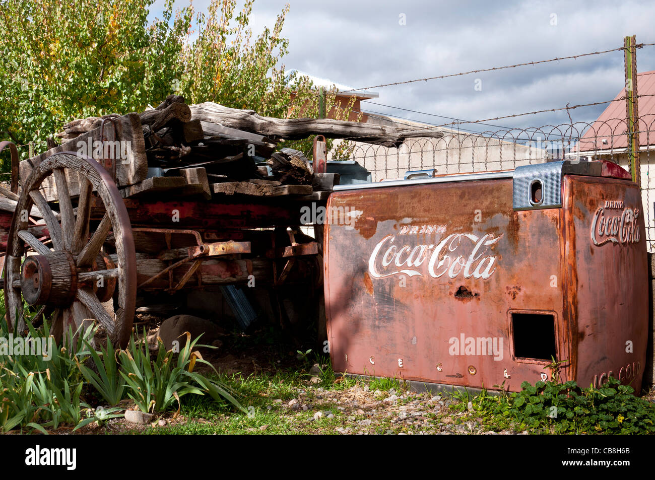 Coke-Maschine und Wagen, Vigil Store, El Portero Handelsposten, Chimayo, New Mexico. Stockfoto