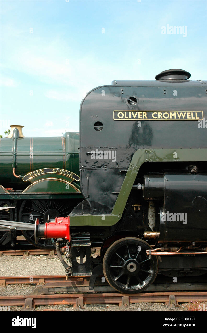 Erhaltene Britannia Klasse Dampf Lok Nr. 70013 Oliver Cromwell mit Clun Schloß hinter England, UK Stockfoto