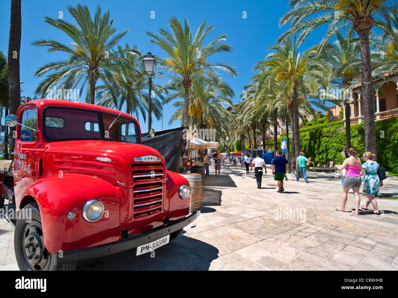 Palma Market Spanischer vintage roter Lieferwagen mit Werbung für lokalen Wein und Marktstände auf Maritimo mit Besuchern, die in Palma de Mallorca Spanien stöbern Stockfoto