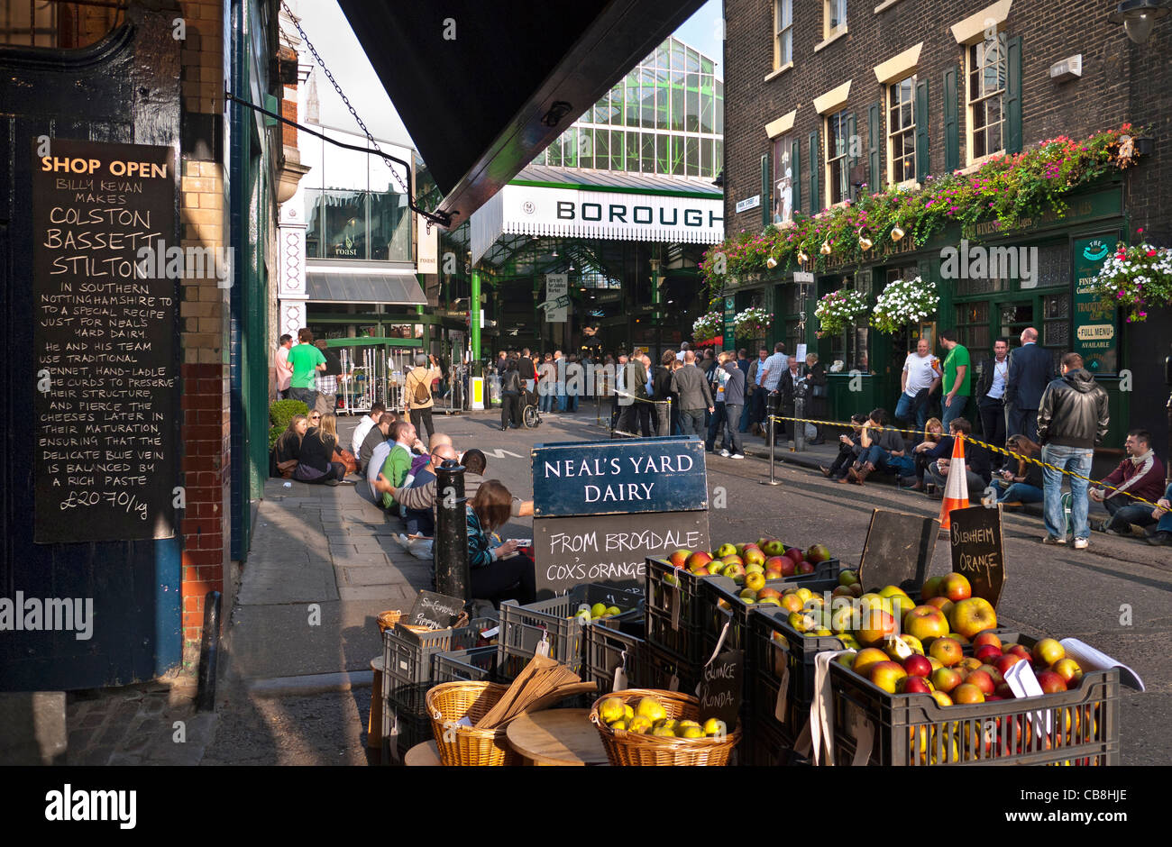 DRINKS PAVEMENT PUB Borough Market ein bekannter internationaler Markt für Produkte und Neal's Yard Dairy London Bridge Southwark London UK Stockfoto