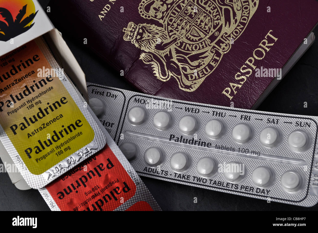 Anti-Malaria-Tabletten als nächstes um einen britischen Reisepass Stockfoto