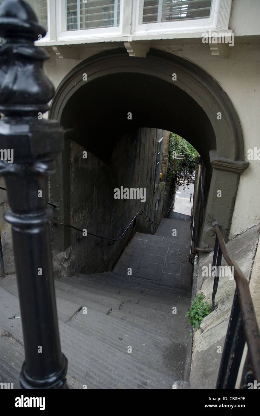 Treppen, die von The Paragon Walcot Street, Bath Spa BA1 England Großbritannien Stockfoto