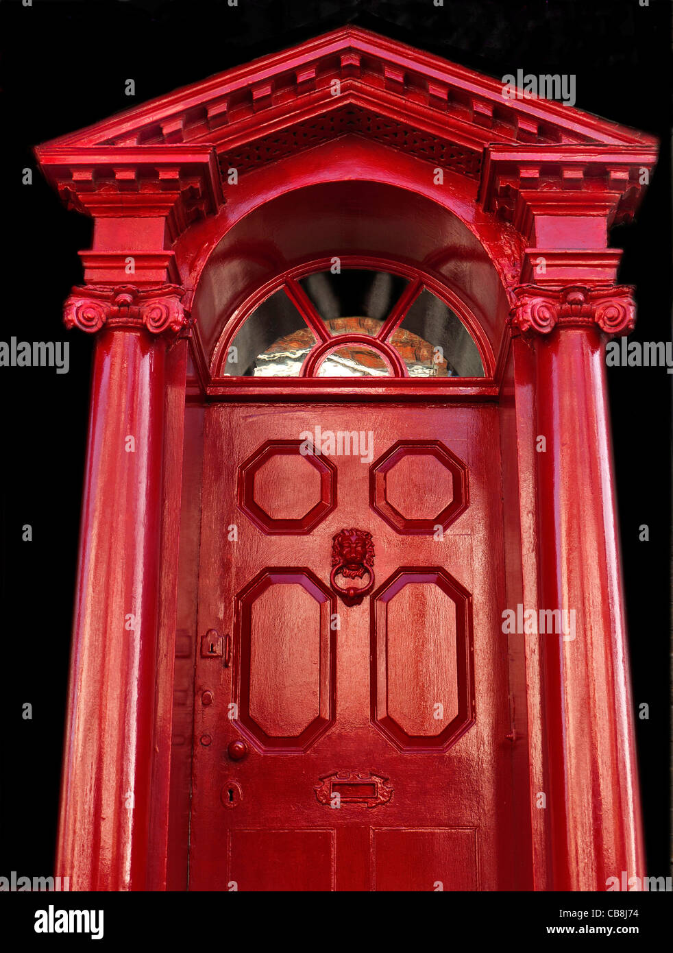 Roten Neo gotischen Eingang und Tür auf dunklem Hintergrund Stockfoto