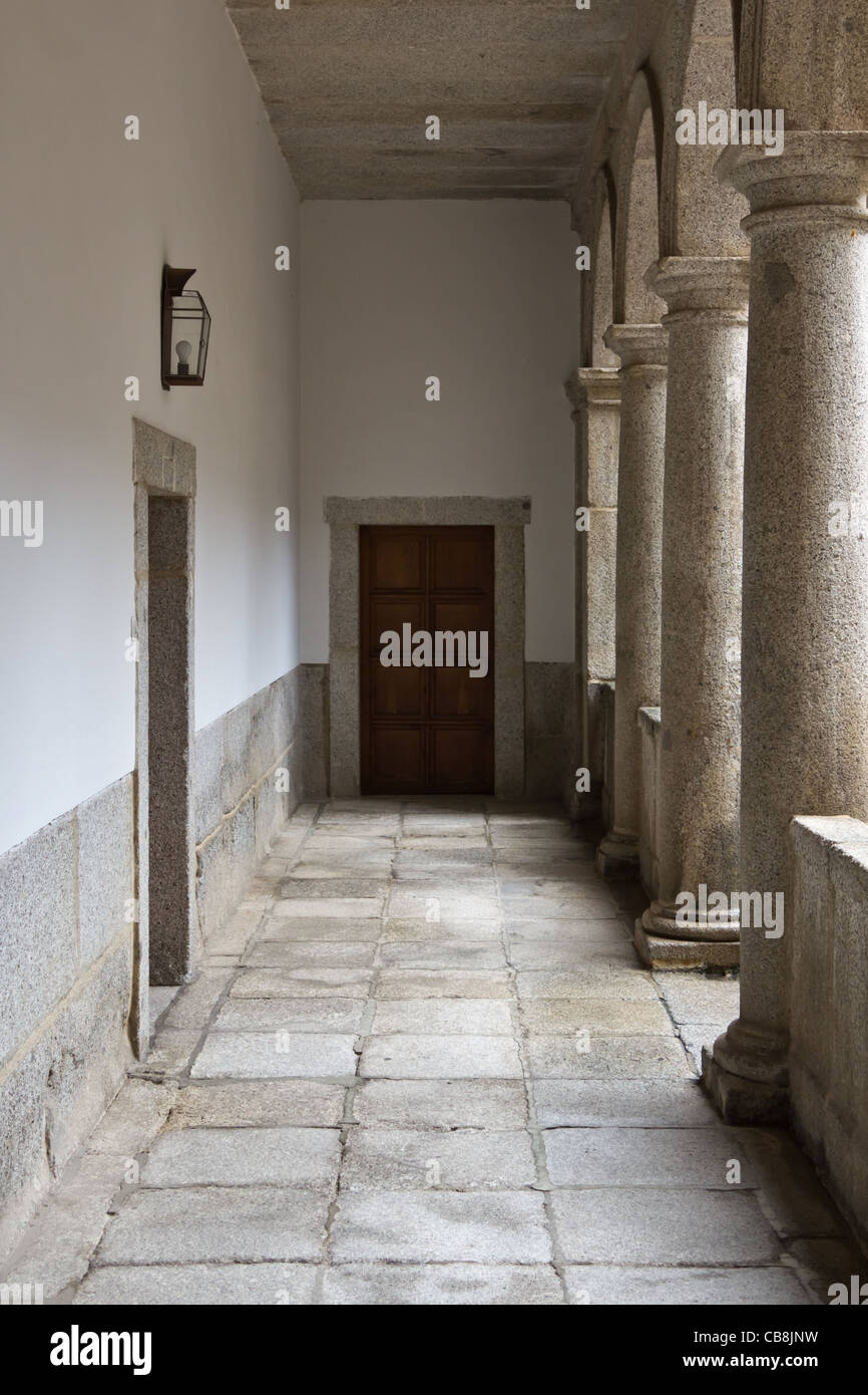 Ein Flur im spanischen Kloster El Escorial Stockfoto