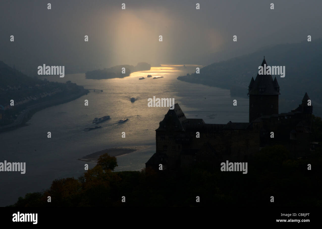 Rheintal Morgen mit Silhouette der Burg Burg Stahleck Stockfoto