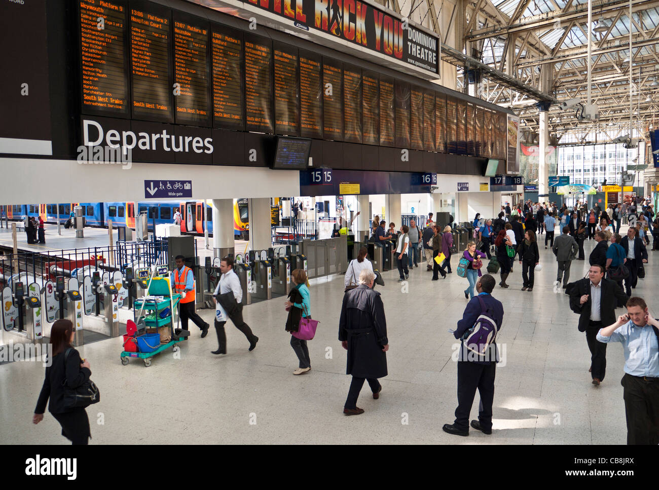 WATERLOO STATION erhöhte Ansicht des modernen geschäftigen Abflugshalle mit Netzinformationen Abflugsbildschirme an Waterloo Station London SE1 Stockfoto