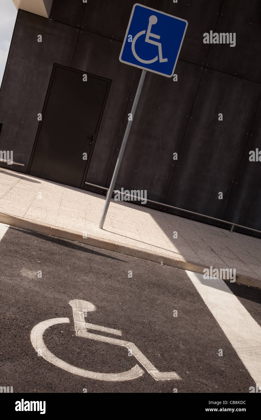Reservierter Platz für Parkplätze für behinderte Menschen Stockfoto