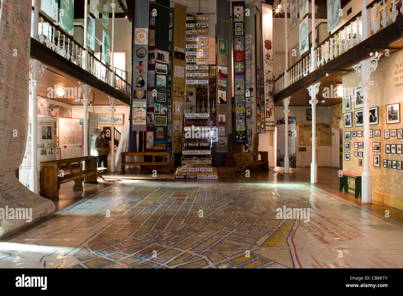 District Six Museum: gemalte Flloor Karte & Straße Zeichen display Stockfoto
