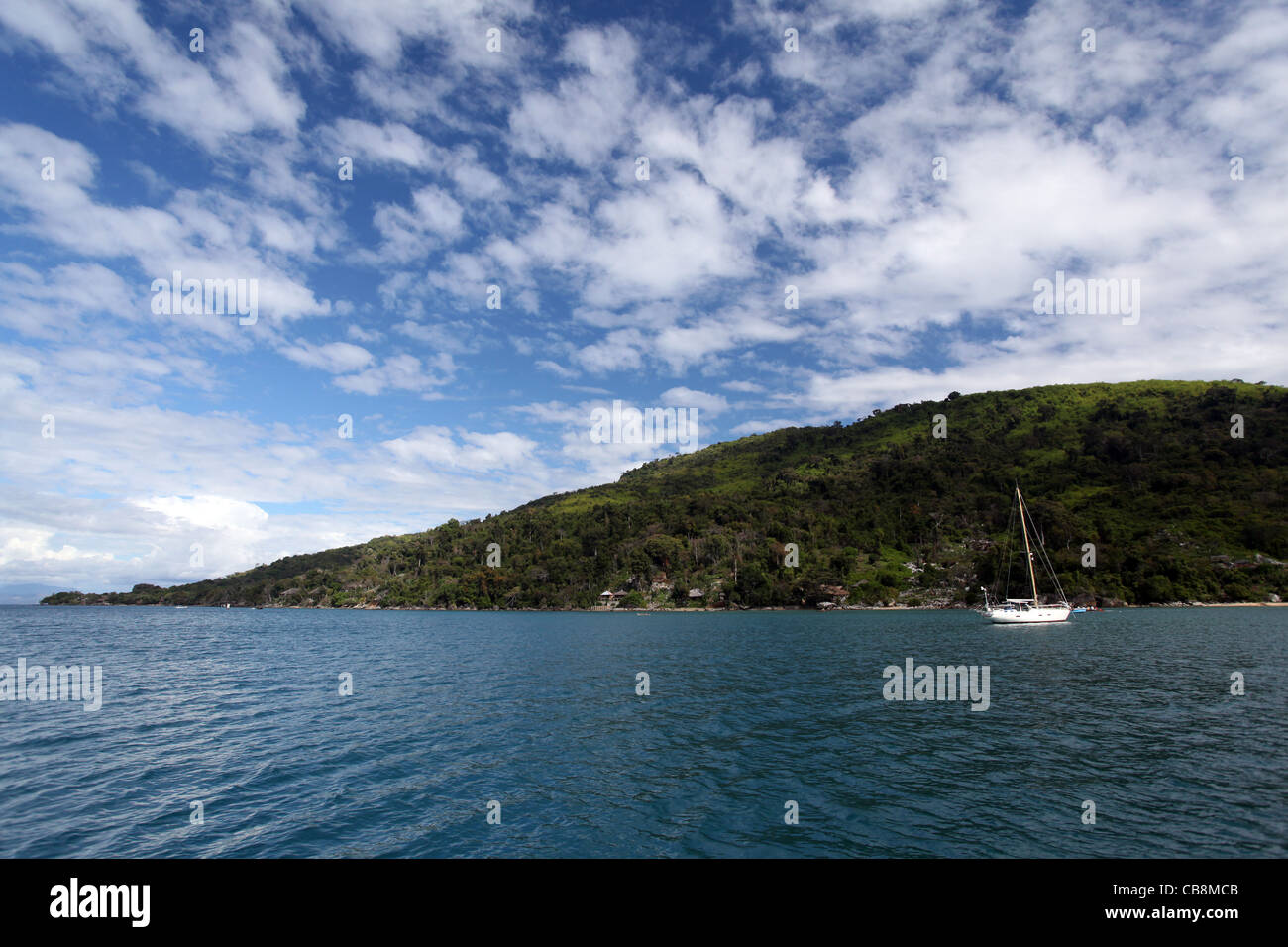 Eine Segelyacht verankert Insel Nosy Komba, in der Nähe von Nosy Be, im Nordwesten Madagaskars Stockfoto