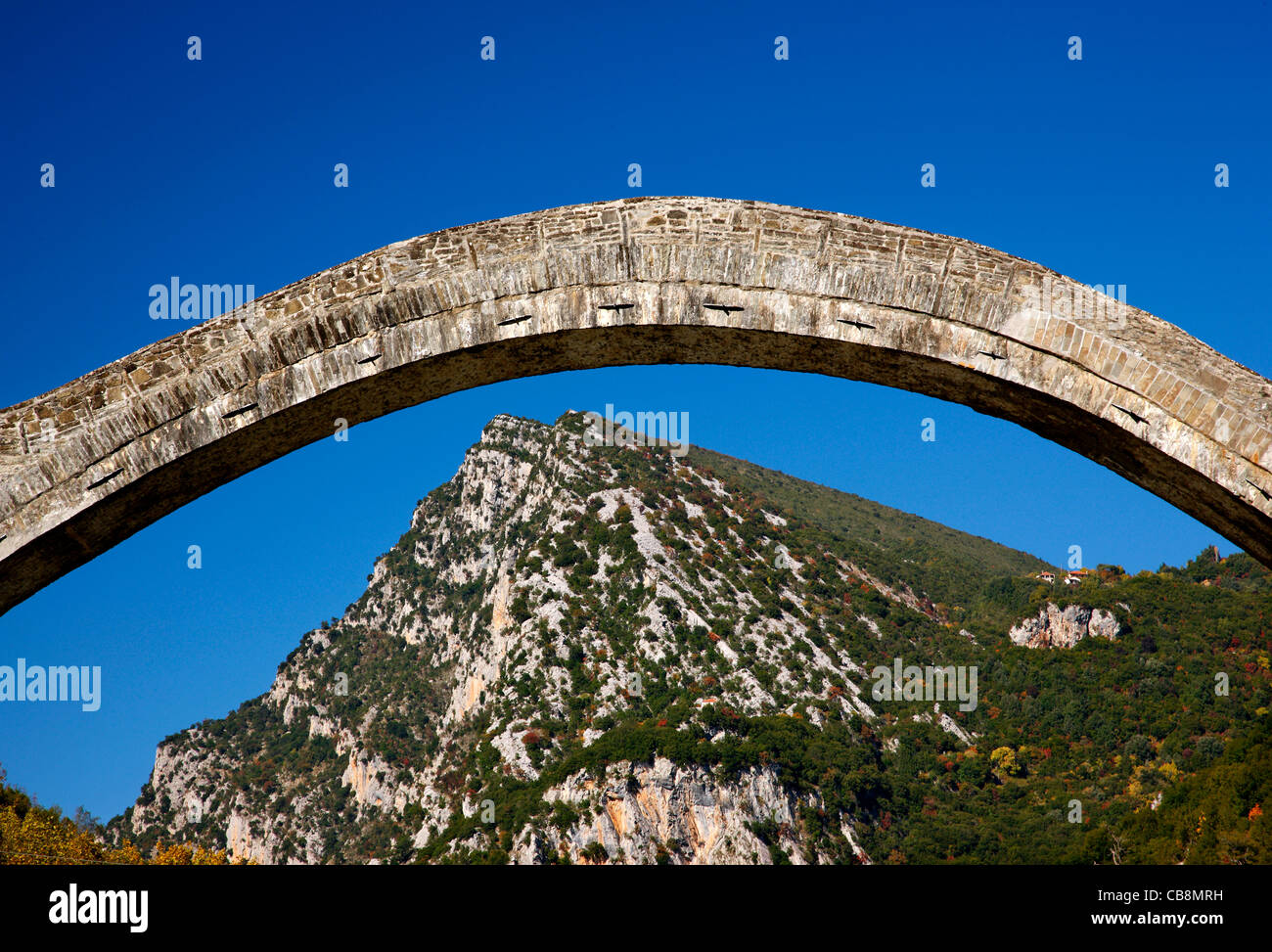 Plaka (oder "Plakas") Brücke, die größte Single-gewölbte steinerne Brücke auf dem Balkan, Arachtos Fluss, Ioannina, Griechenland Stockfoto