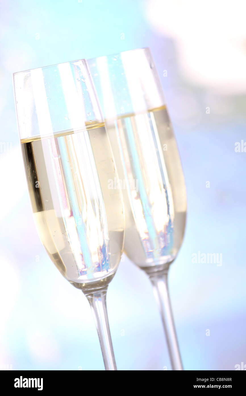 Zwei Gläser Champagner auf Weichzeichnen Hintergrund Stockfoto
