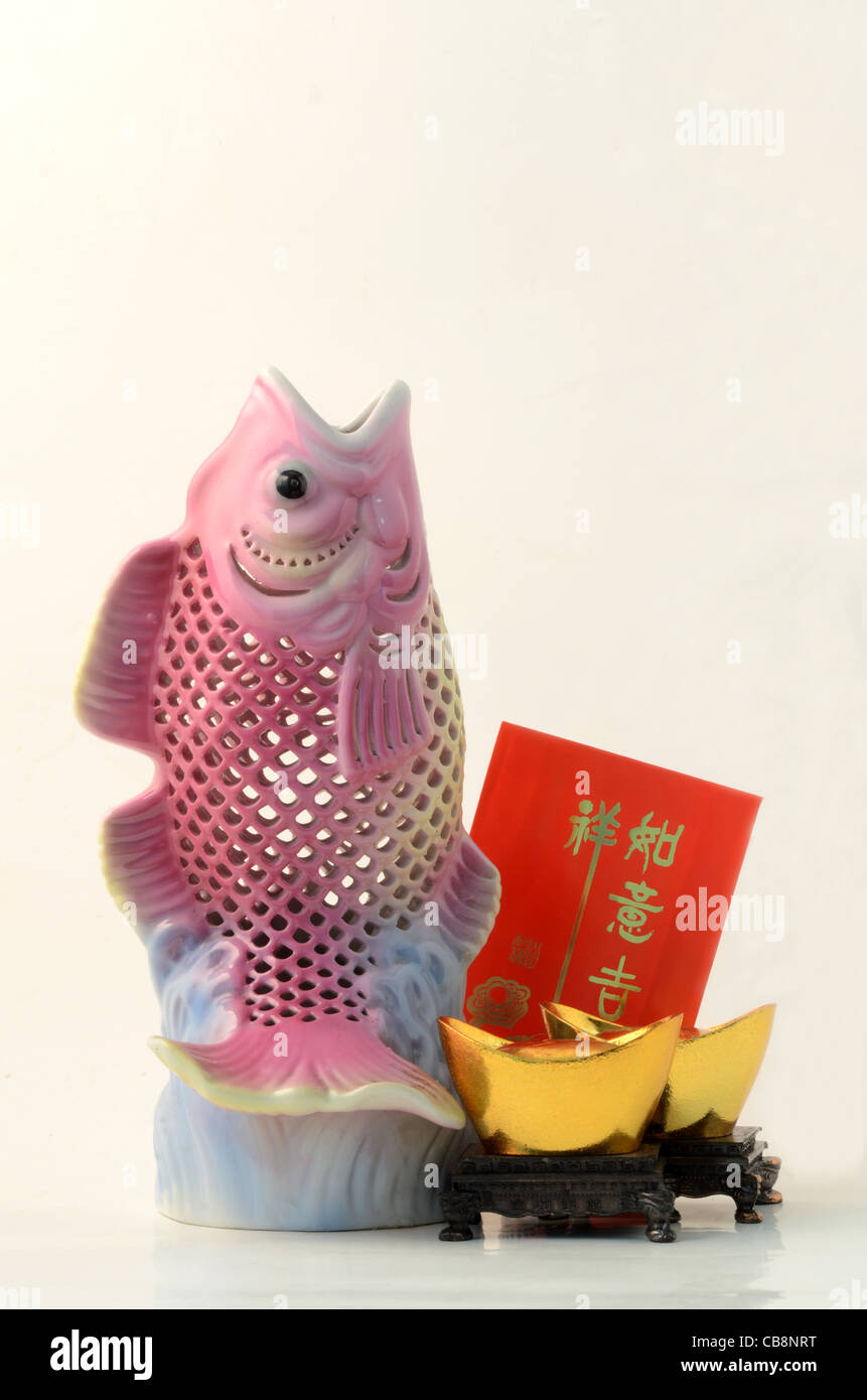 Dekorative Porzellan Fisch und Goldbarren beim chinesischen Neujahrsfest Stockfoto