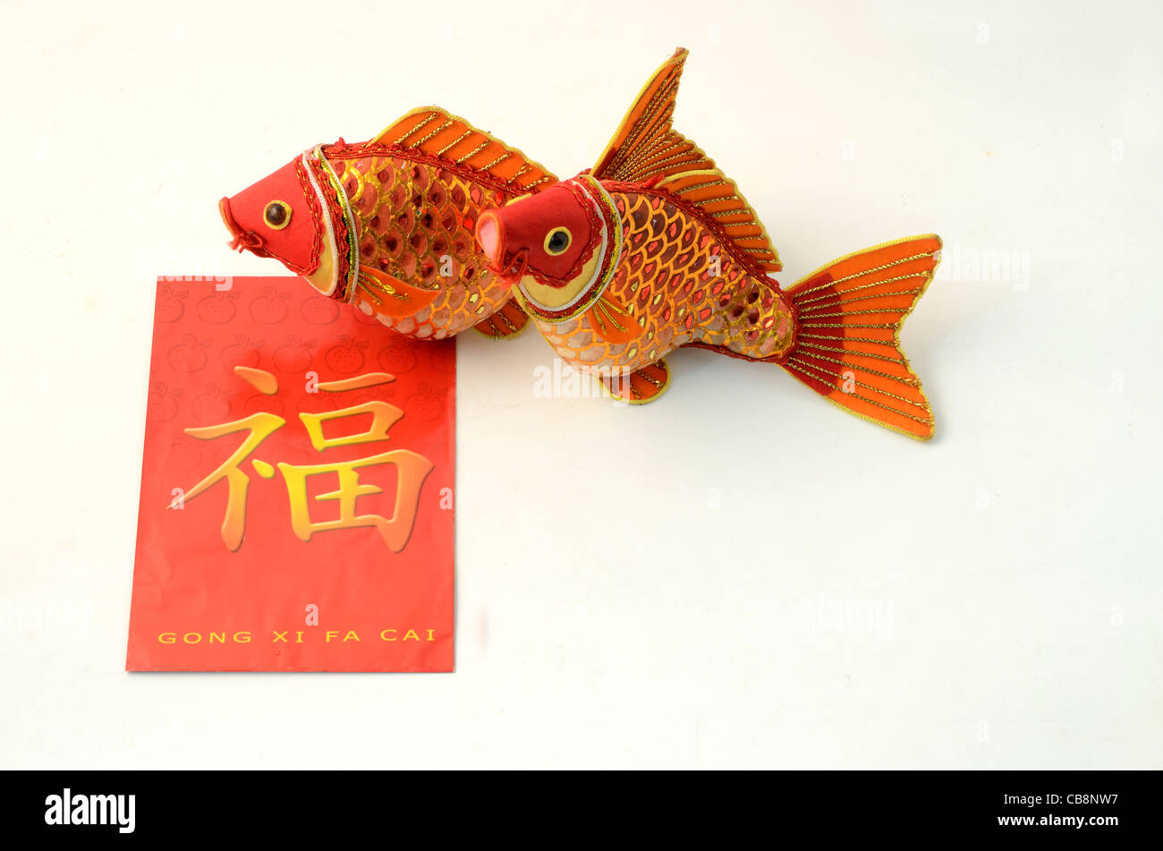 Zwei günstige Goldfische und roten Paket zum chinesischen Neujahr feiern Stockfoto