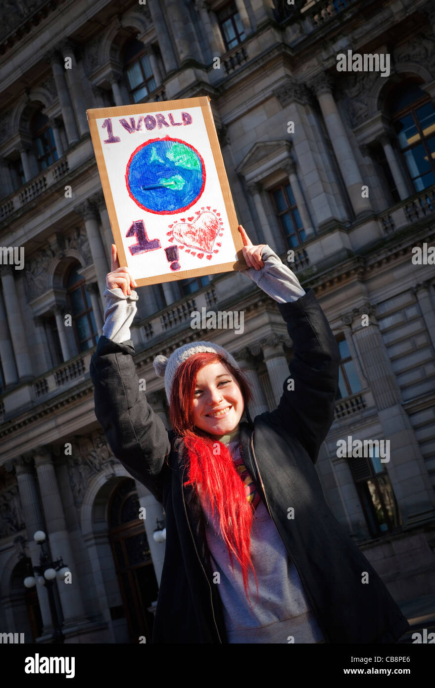 Die 17-jährige Katy Arthur Protestieren über die Weltwirtschaft und die soziale Ungleichheit in der Welt., George Square, Glasgow Stockfoto