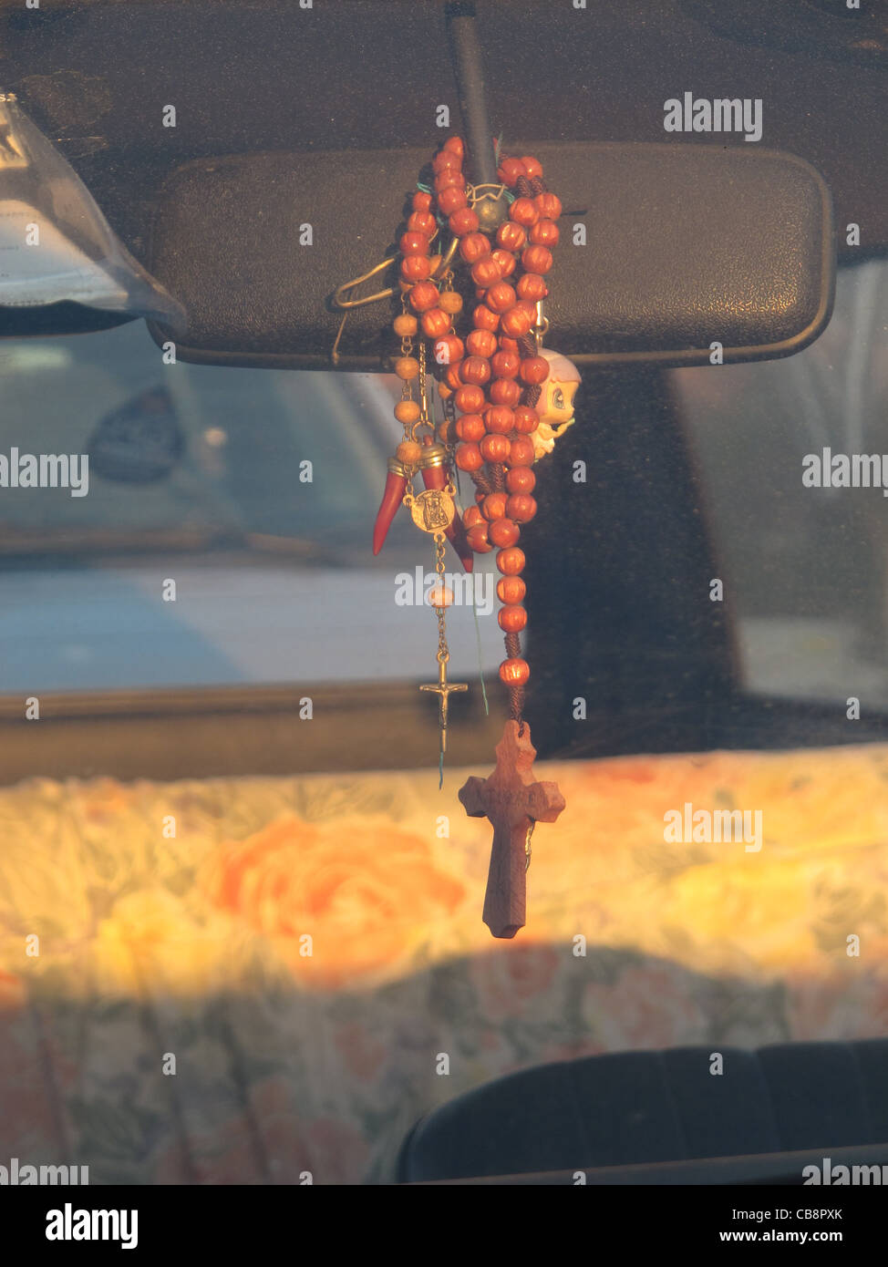 Rosenkranz Christus Kreuz Kette hängend im Autofenster in Rom Italien Stockfoto