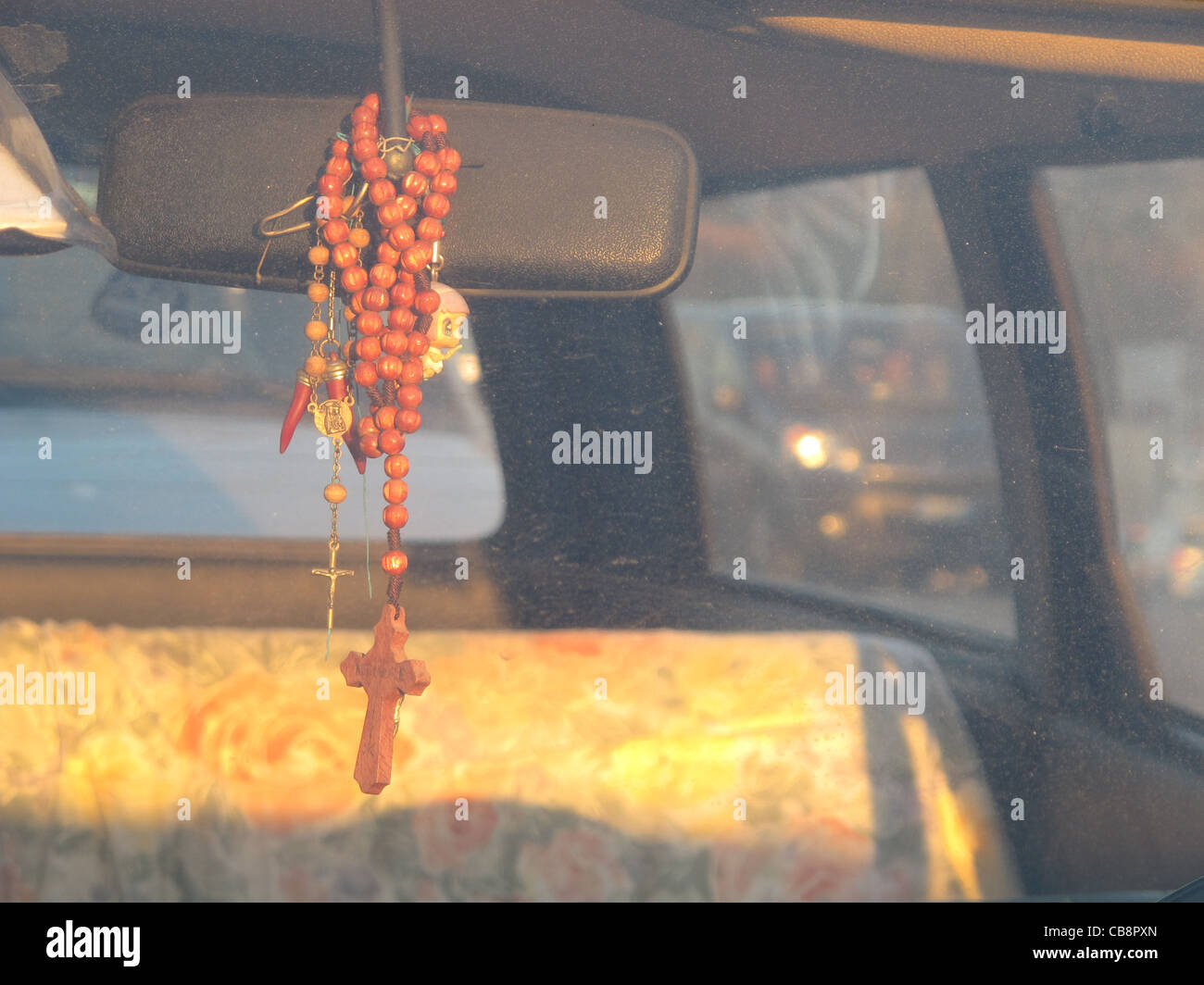 Rosenkranz Christus Kreuz Kette hängend im Autofenster in Rom Italien Stockfoto