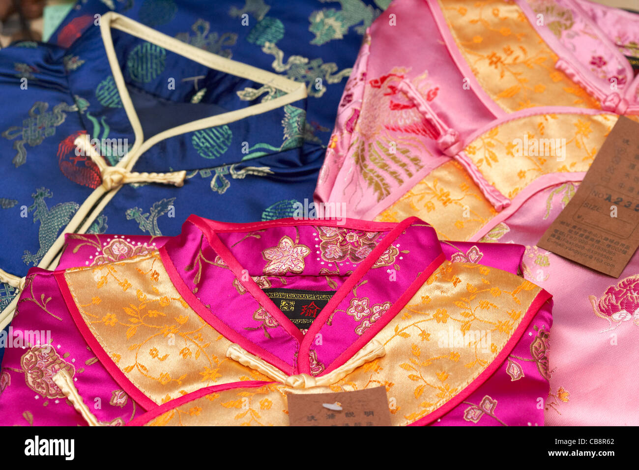 Mädchen und jungen chinesischen Seide Kinderkleidung in traditionellen Designs als Geschenke verwendet Stockfoto
