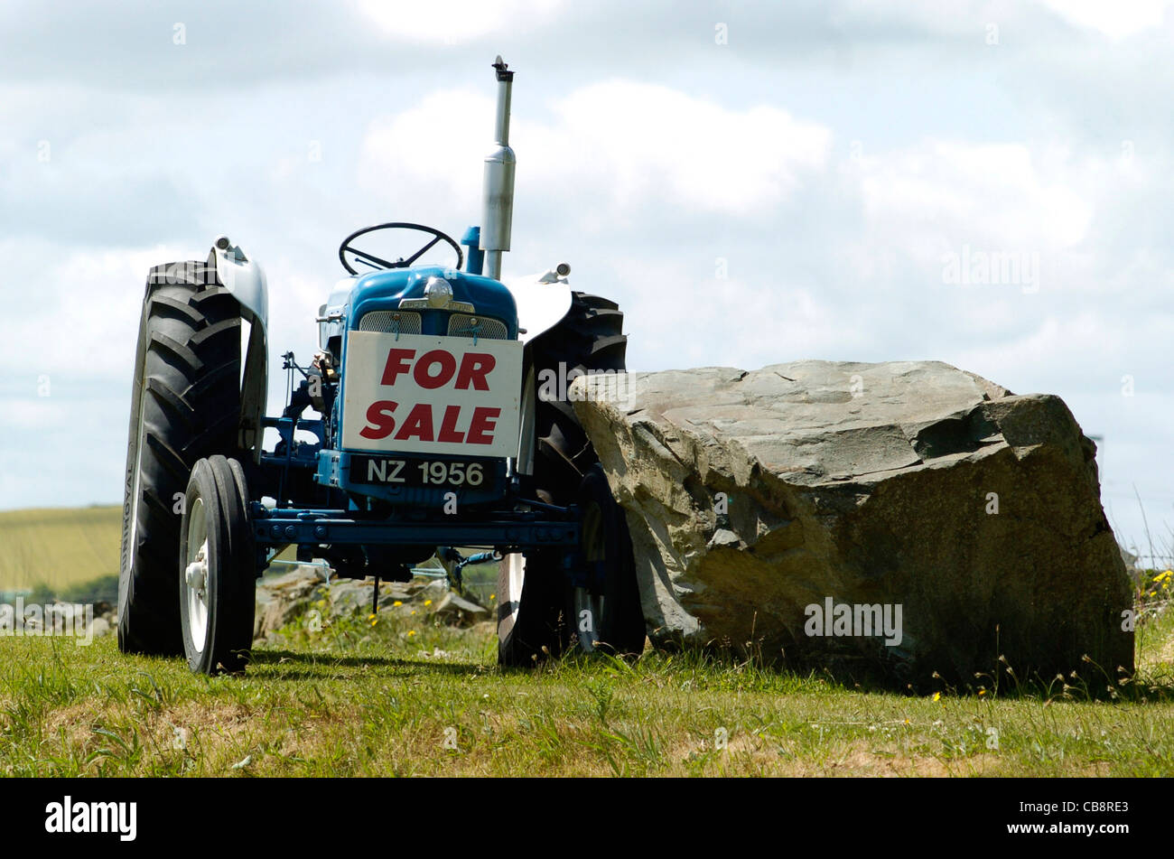 Fordson Super großen Traktor zu verkaufen am Straßenrand in Bridgend, County Donegal, Irland. Stockfoto