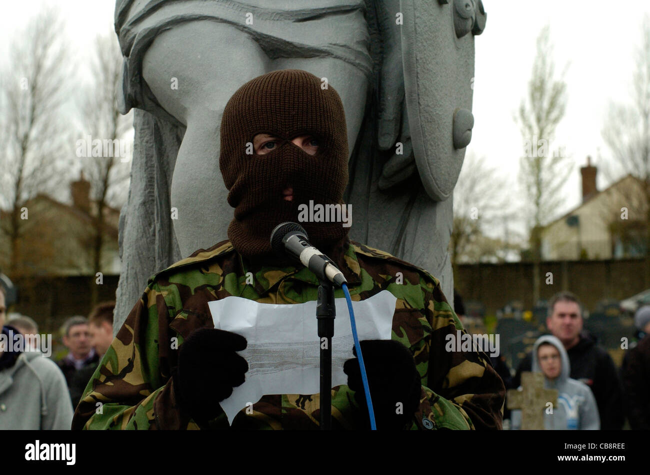 Ein Mitglied der regimekritischen Real IRA liest eine Anweisung an ein 1916 Easter Rising Gedenken in Londonderry, Nordirland. Stockfoto