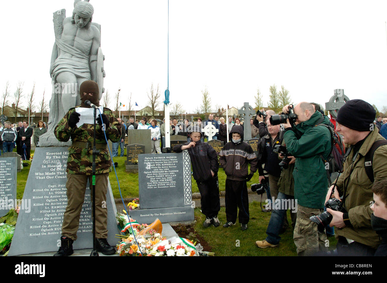 Ein Mitglied der regimekritischen Real IRA liest eine Anweisung an ein 1916 Easter Rising Gedenken in Londonderry, Nordirland. Stockfoto